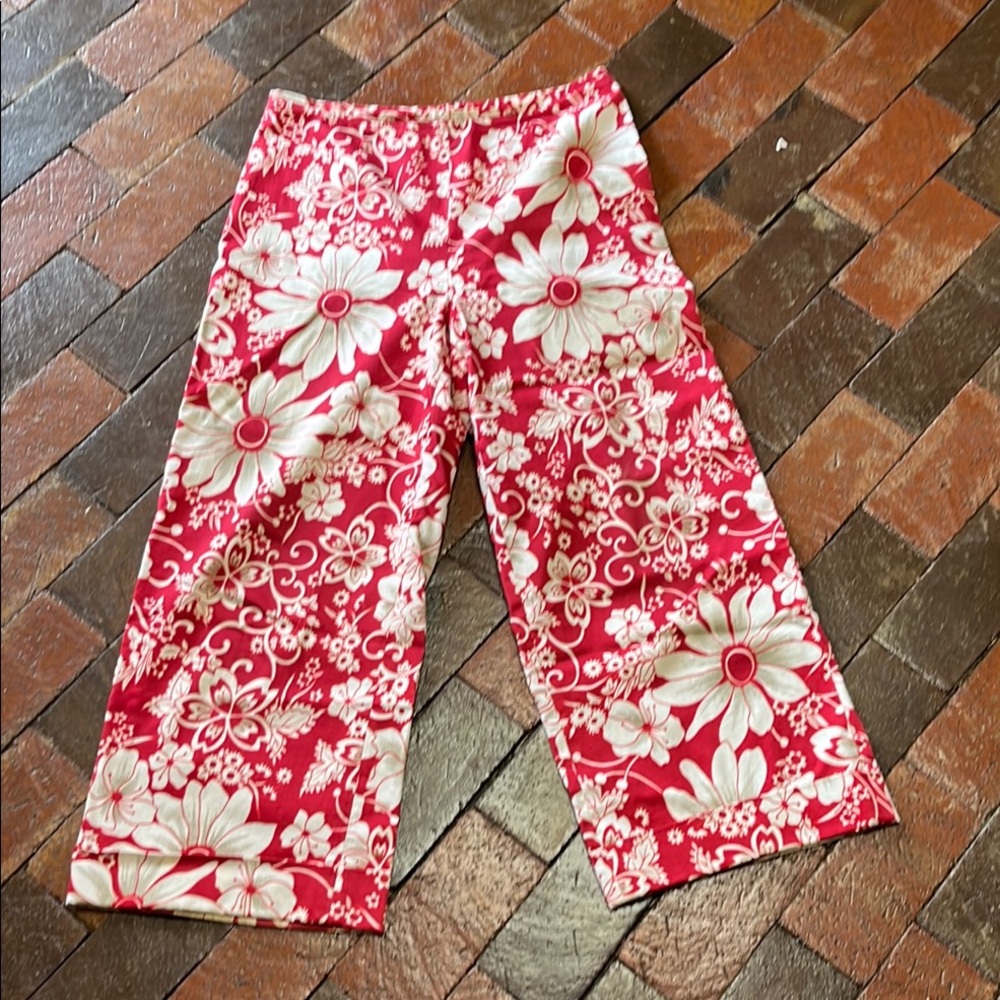 Willi Smith stretch size 10 red and white floral capris with cuff Boho Floral